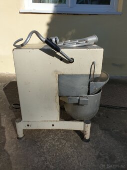 Kuchyňský robot hnětač - 3