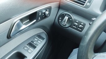 Volkswagen Touran prosinec 2011 - 3