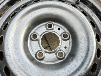4x plechový disky 5x114 R16, zimní pneu 80% - 3
