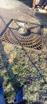 Okrasné mříže okolo kmene stromů, litina - 3