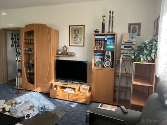 Prodáme obývací stěnu  3,9m barva světlé dřevo - 3