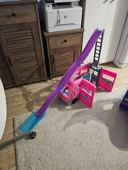 LOL a Barbie caravan - 3