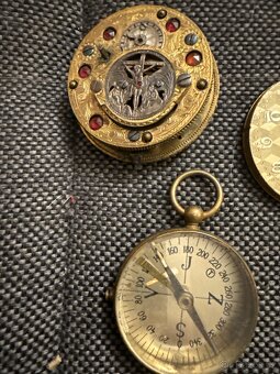 Staré ciferníky, strojky, kompas – sbírka dílů (2000 Kč) - 3