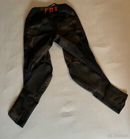Prodám kalhoty FOX 180 Trev Pant Black Camo - 3