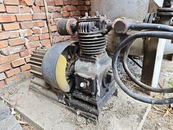 Kompresor Atmos K15 + tlaková nádoba (cca 2 500 l)
- 3