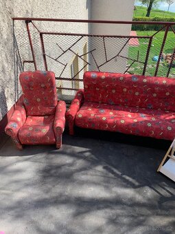 Sedačka (postýlka) + 2 křesla, magnetická tabule, stojan na - 3