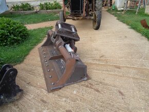 Svahovaci lžice hydraulicka dvou pistova - 3