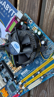 Gigabyte GA‑8I945PLGE‑RH (Rev. 1.x) + Intel Core 2 Duo E8500 - 3