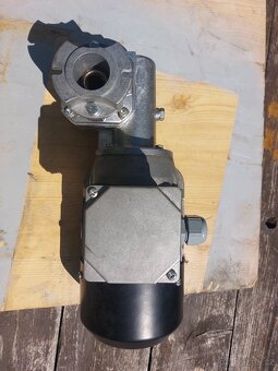 Elektromotor s převodovkou - 3