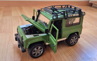 Bruder LAND ROVER DEFENDER - 3