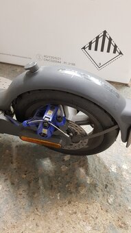 Zánovní elektrokoloběžka Xiaomi Mi Electric Scooter 3 Black - 3
