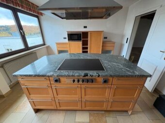 Kuchyně s ostrůvkem, kamennou deskou a spotřebiči,5708 - 3