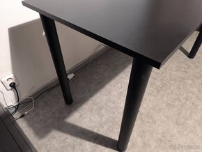 Černý stůl 135x65cm s otvory na kabeláž - 3