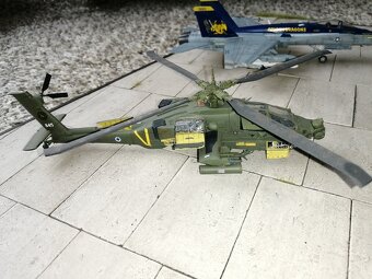 Slepený model AH-64 1/72 + podložka - 3