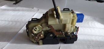 VW Multivan T5 Zámek levý přední u řidiče - 3