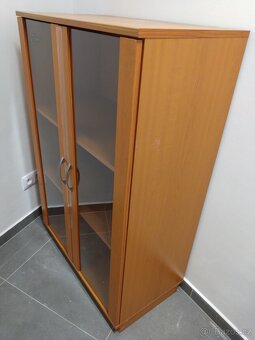 Skříň s prosklenými dvířky - 3