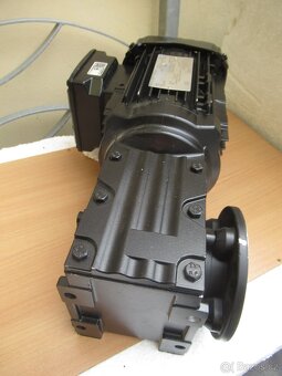 SEW-NOVÁ úhlová elektropřevodovka 400V.0,75kw-348ot.min. - 3