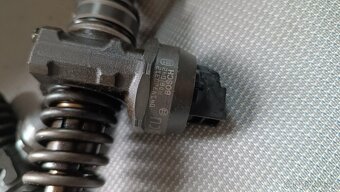 vstřikovače 2.0tdi 103kW 038130073BQ 0414720312 - 3
