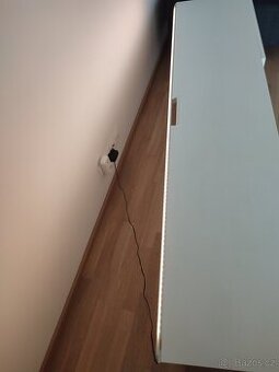 BESTÅ TV stolek s dvířky, bílý + led světlo - 3