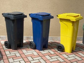 Nepoužité plastové popelnice, černá, modrá a žlutá - 3