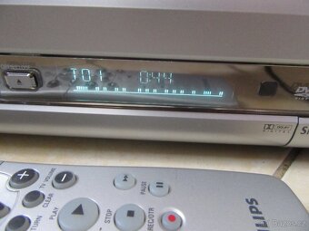 Nabízím CD Philips ovladač. Načítá. Displej svítí .Jen co je - 3