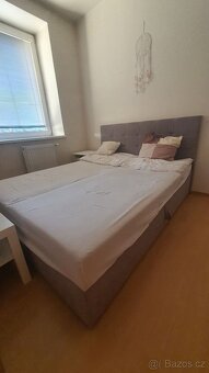 Luxusní šedá postel s úložným prostorem a opěradlem - 3