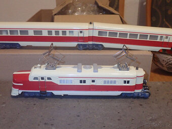 Rychlík Märklin H0 ST800, třídílný, slonovinově červená s or - 3