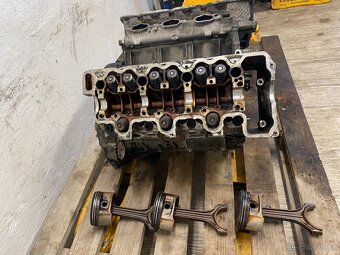 MERCEDES BENZ - BLOK MOTORU S HLAVAMI V6 - 3