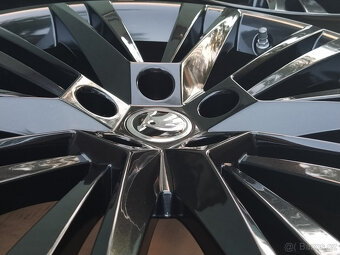 Nová ZIMNÍ kola na ŠKODA SUPERB 3 CANOPUS BLACK 235/40/19 - 3