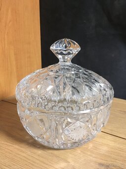 Broušená dóza s víkem s úchytem - 3