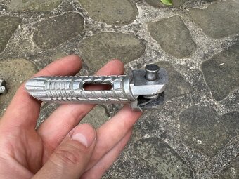 Levá přední stupačka, Suzuki Gsxr 600/750, k6,k7 - 3