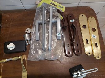 Prodám různé kování, kliky,zámky ap. - 3