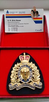 Kanadská královská jízdní policie - odznak na čepici - 3