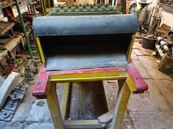 Starý zemědělský stroj – řezanka / mlátička - 3