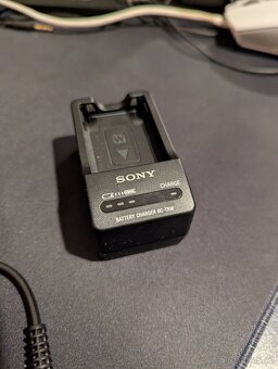 Sony ACC-TRW Accessory kit (Nabíječka + kabel + baterie) - 3