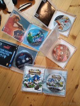 PS3 + 2 ovladače + 1 Move set + 5 her - 3