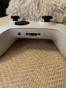 Prodám bílý ovladač na Xbox - 3
