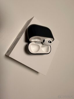 Apple Airpod 3_sluchatko v UNIQ case - 3