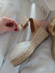 Nové sandálky na klínku DeeZee vel. 37 - 3