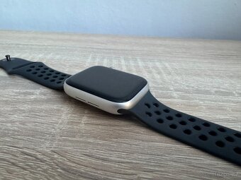 Apple Watch SE 44mm (1. generace) - 3