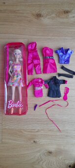 Panenka Barbie s brylemi a oblecky - 3
