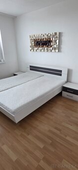 Postel 180×200 cm, rošty, stolky - 3