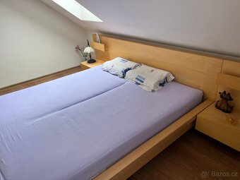Manželská postel s matracemi a nočními stolky Ikea - 3