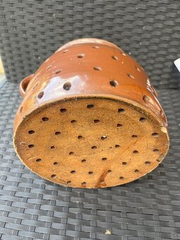 Prodám starý hnědě glazovaný keramický hrnec s otvory a dvěm - 3