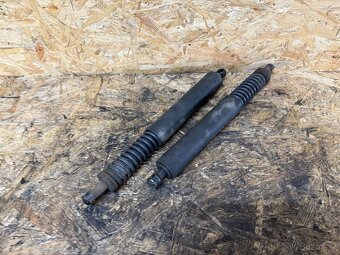 VZPĚRY KUFRU VW TOUAREG 7L - 3