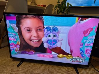 108cm LG smart TV - 3