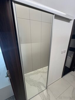 Posuvné dveře s zrcadlem 67cm - 3