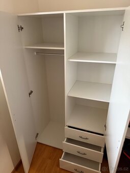 Šatní skříň se třemi šuplíky - jako nová - 3