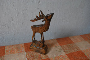 Vyřezávaná figurka jelena - 3