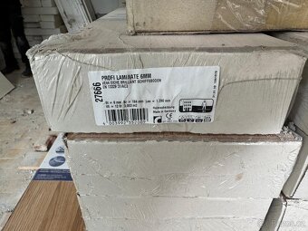 Prodám plovoucí laminátovou podlahu DUB - 135 m2 - 3